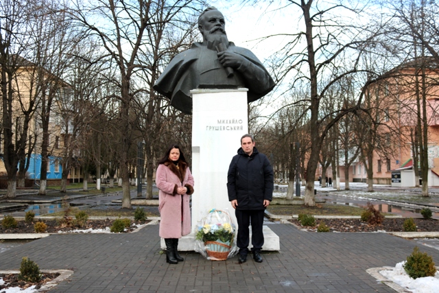 З нагоди Дня Злуки керівництво районної ради поклало квіти до пам’ятника Михайлу Грушевському
