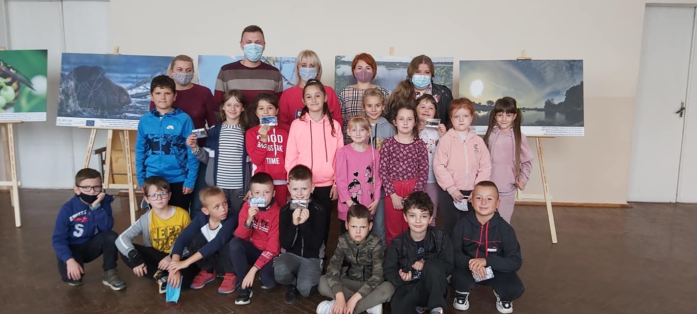 У Червоноградській школі №2 презентували фотовиставку “Єднає нас Буг”
