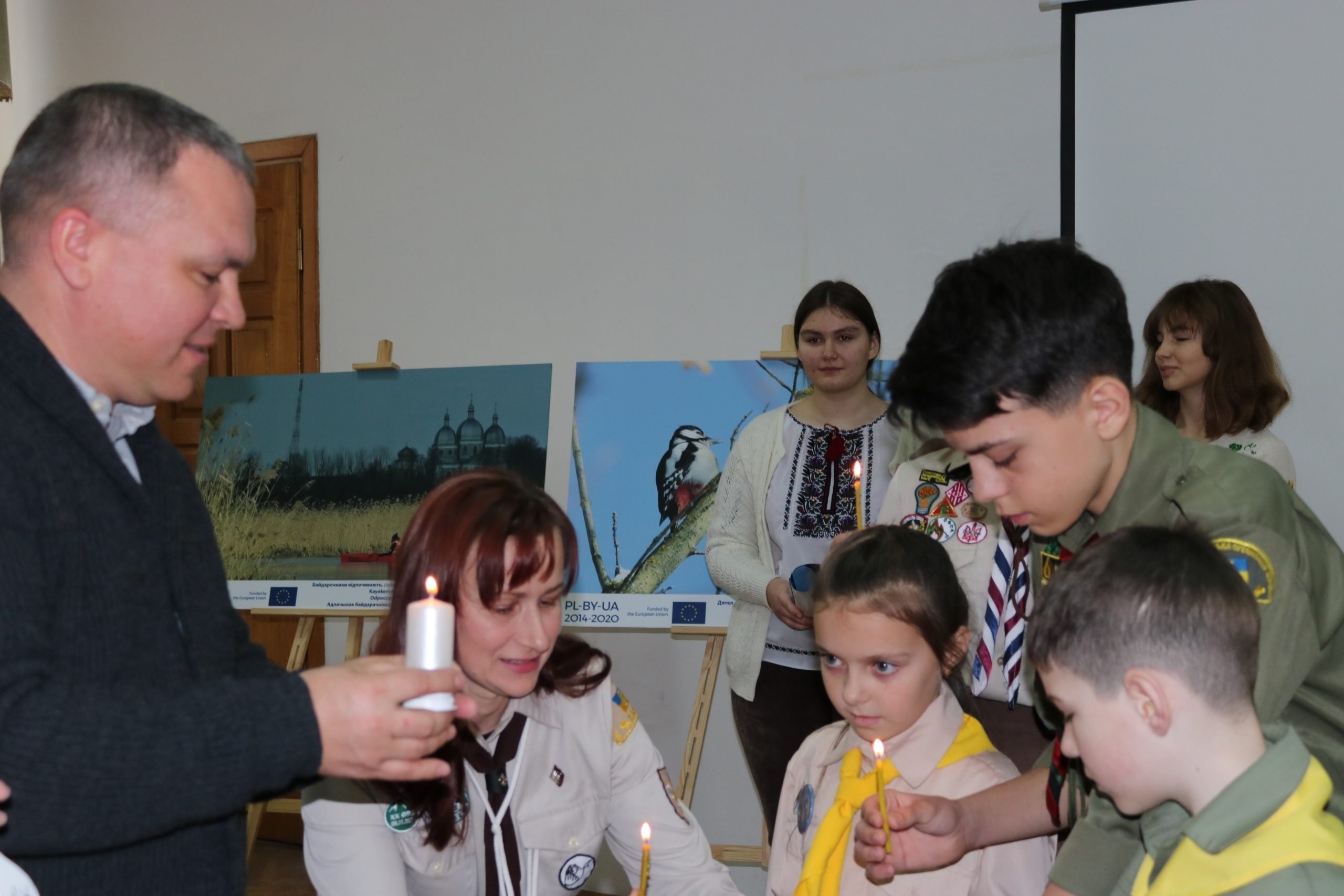 В Червоноградській районній раді відбулась передача Вифлеємського Вогню Миру